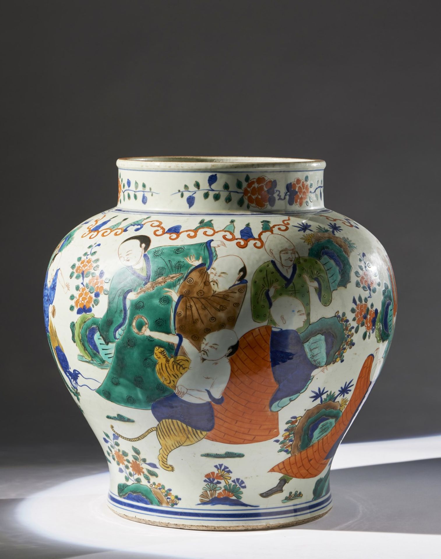 Arte Cinese A large wucai porcelain jar China, 20th century or earlier .