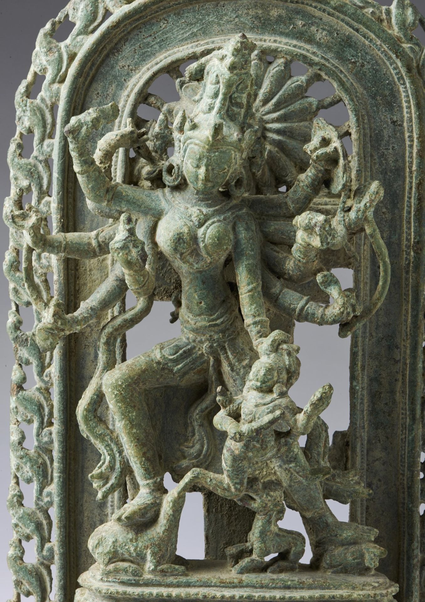 Arte Indiana An important figure of armed Durga (Mahishasuramardini)North Eastern India, Pala perio - Bild 5 aus 6