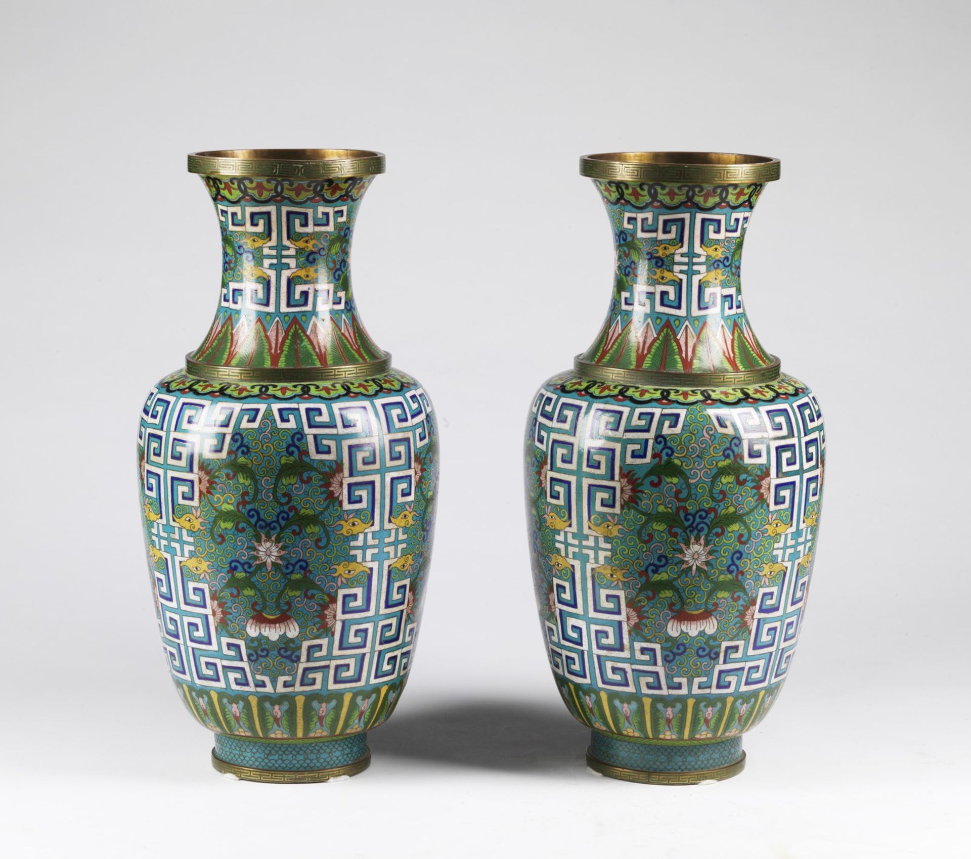 Arte Cinese A pair of large cloisonné vases decorated with vegetal motifsChina, Qing dynasty, 19th - Bild 2 aus 2