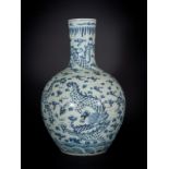 Arte Cinese A large tianqiuping vase with blue and white decorationChina, Qing dynasty, 19th centur