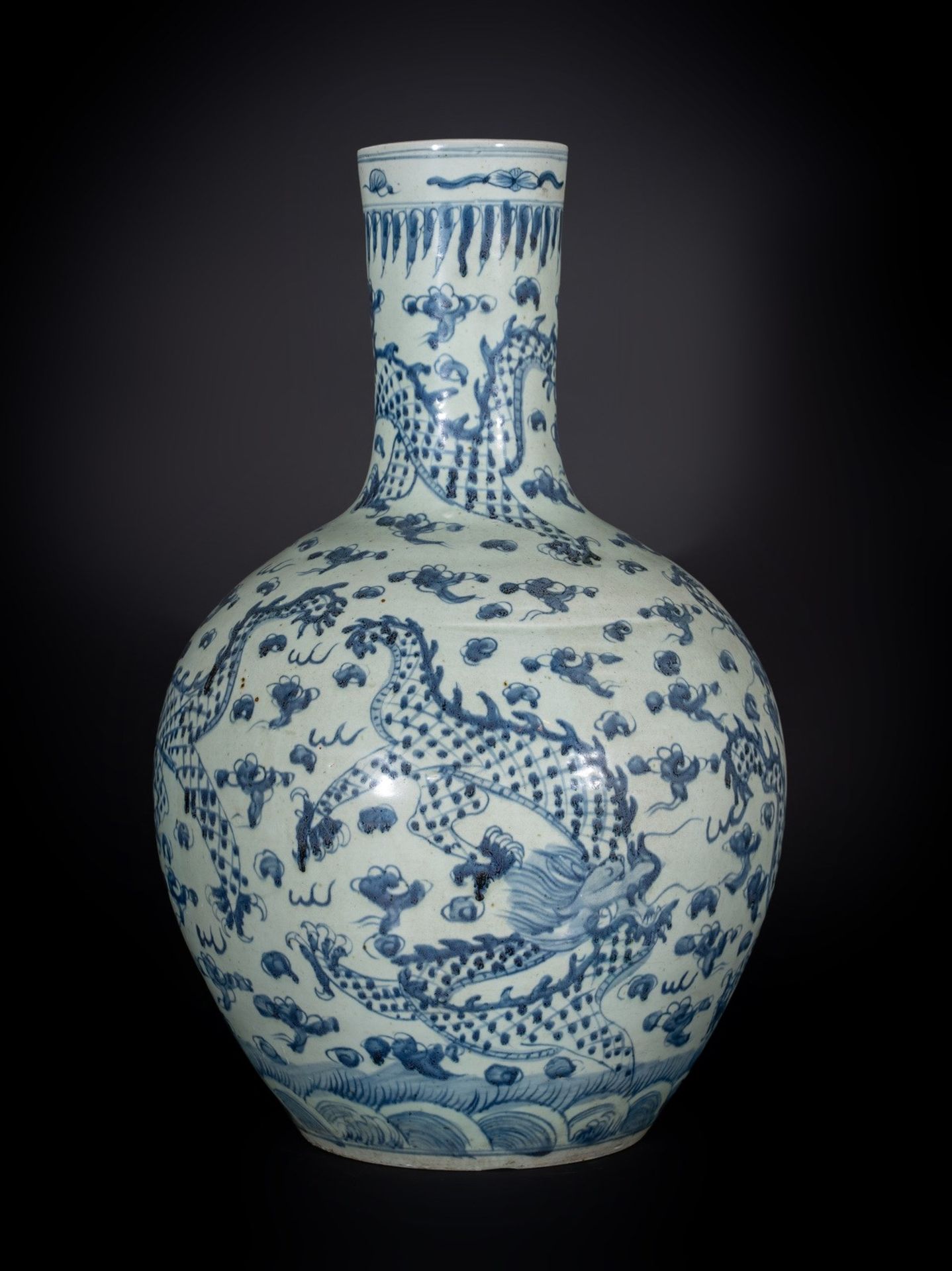 Arte Cinese A large tianqiuping vase with blue and white decorationChina, Qing dynasty, 19th centur