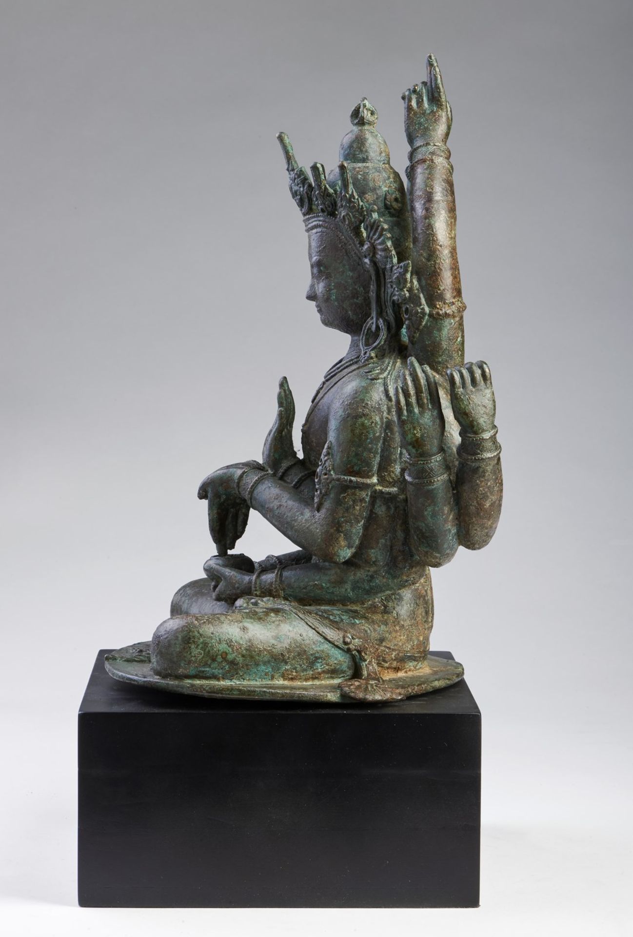 Arte Himalayana A rare large bronze figure of Manjushri NamasangitiNepal, 16th-17th century . - Bild 6 aus 10