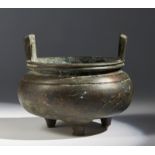 Arte Cinese A bronze ding tripod censer China, Qing dynasty, 18th century .