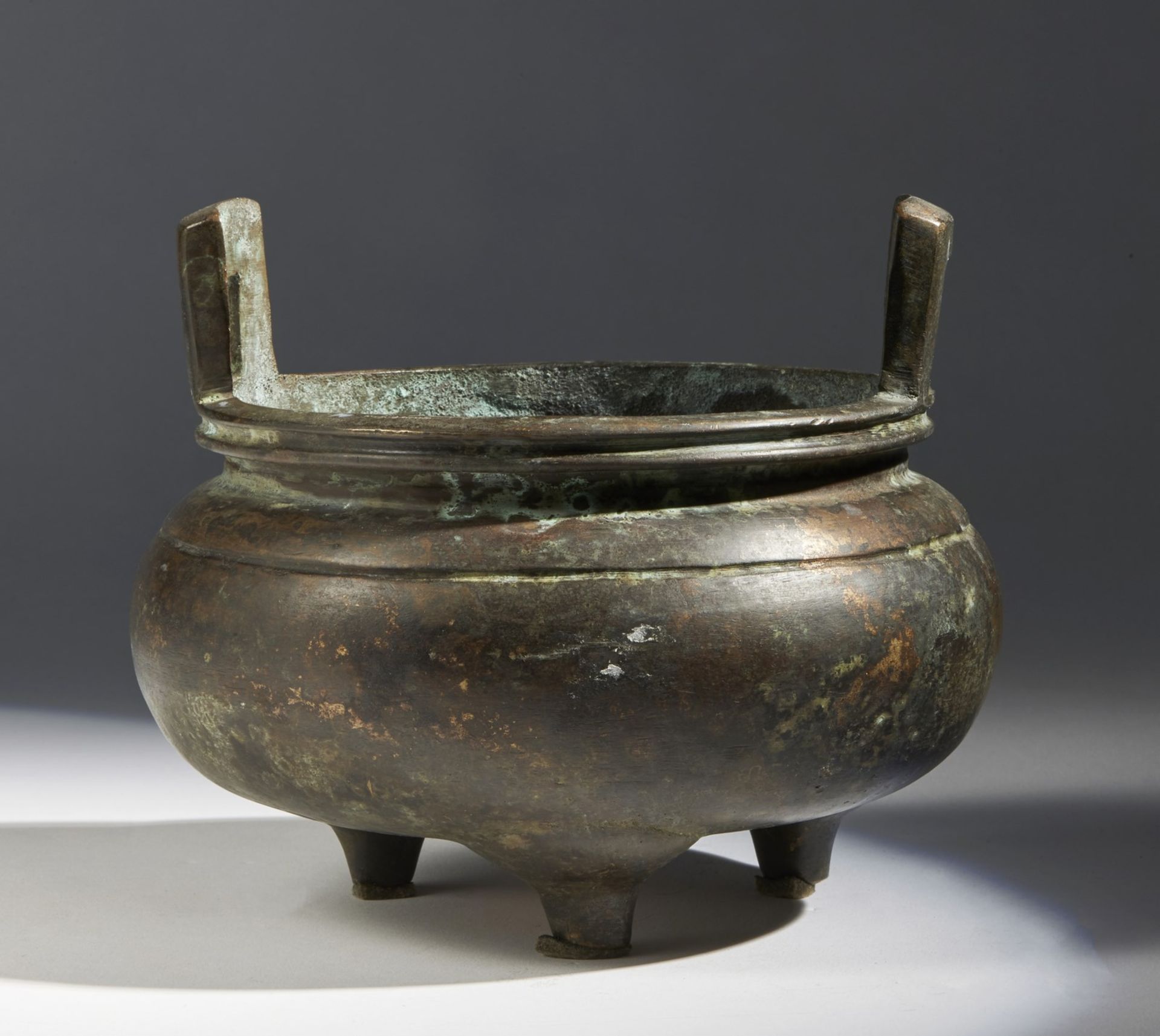 Arte Cinese A bronze ding tripod censer China, Qing dynasty, 18th century .