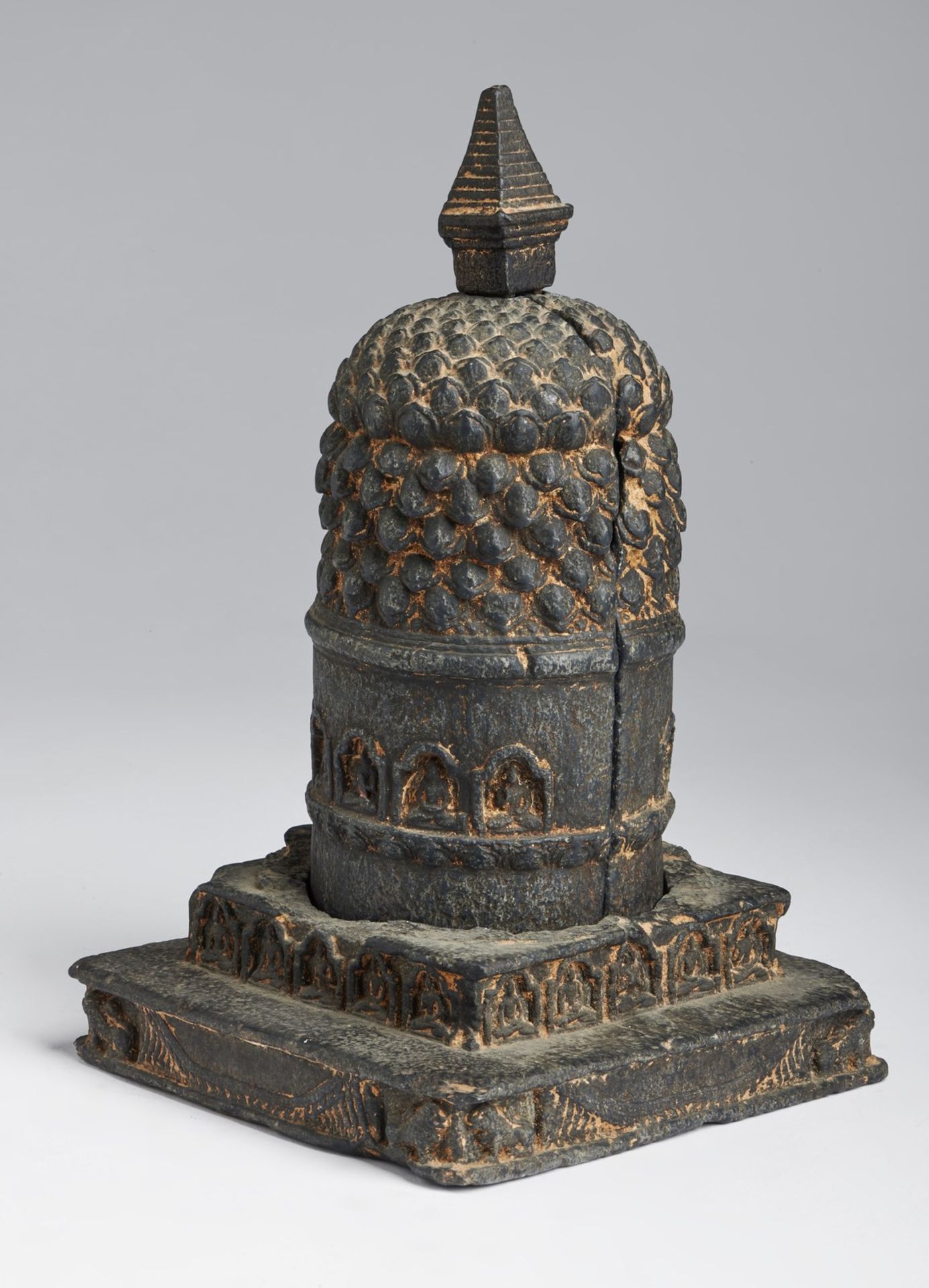 Arte Himalayana A stone stupa Nepal, 12th - 13th century or later . - Bild 5 aus 8