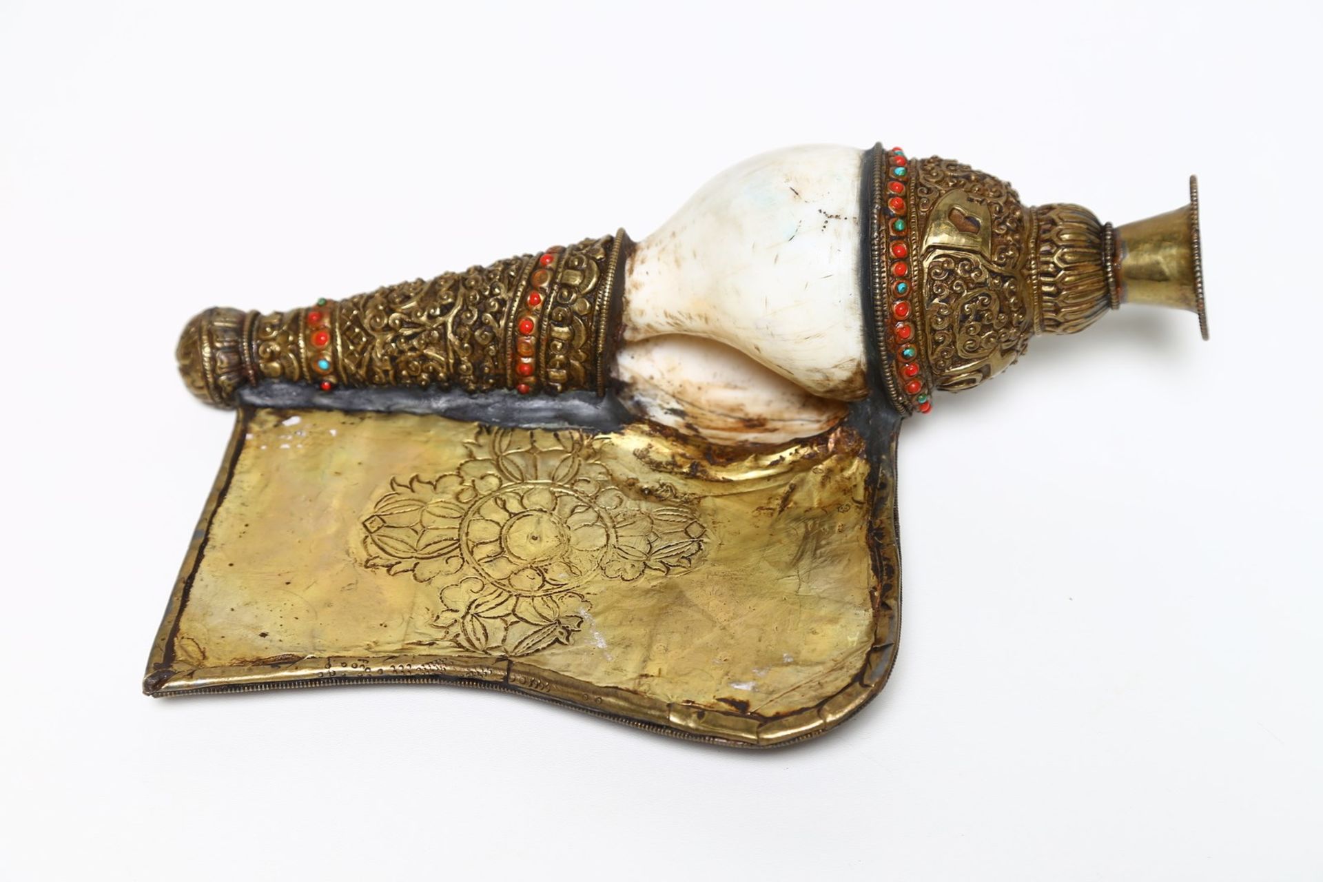 Arte Himalayana A metal mounted ritual conch Dung Dkar encrusted with coral and turquoise stonesTib - Image 2 of 3