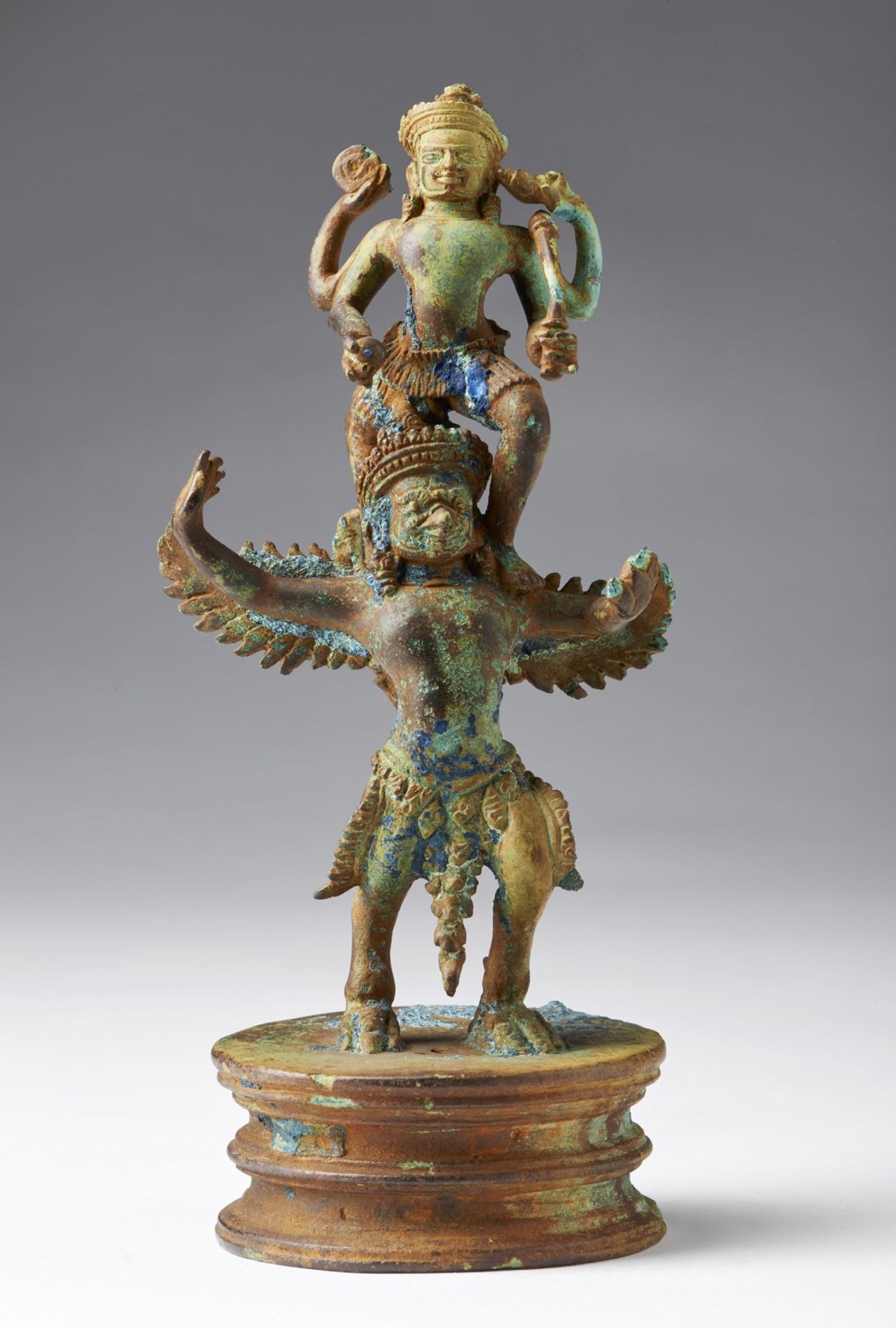 Arte Sud-Est Asiatico A bronze figure of Vishnu and Garuda Cambodia, Khmer, 10th century .