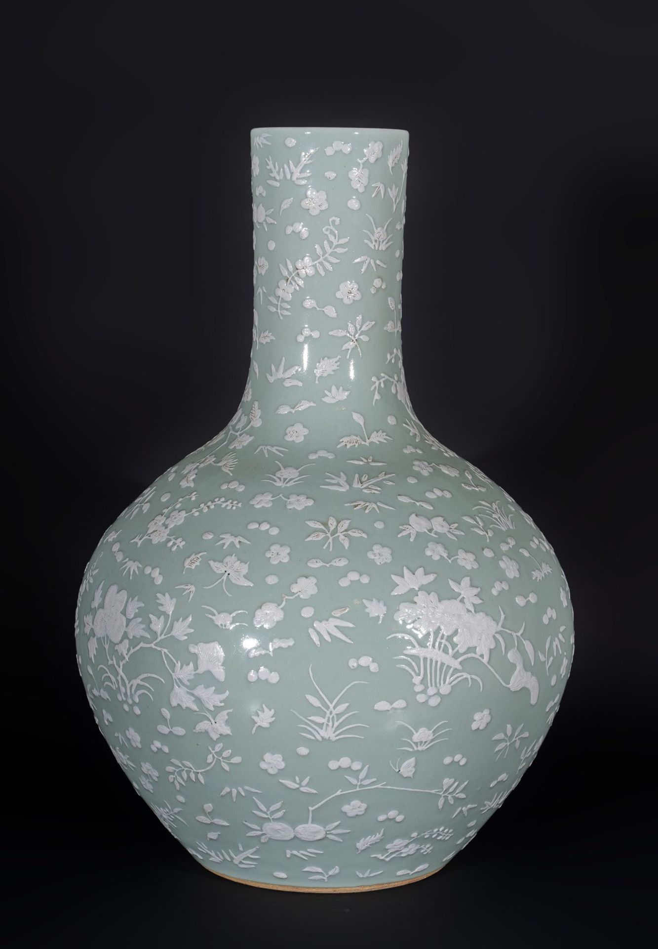 Arte Cinese A large tianqiuping celadon glazed pottery vaseChina, Qing dynasty, 19th century .