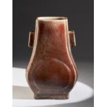 Arte Cinese A framboise glazed arrow shaped porcelain vase bearing a four character mark at the bas