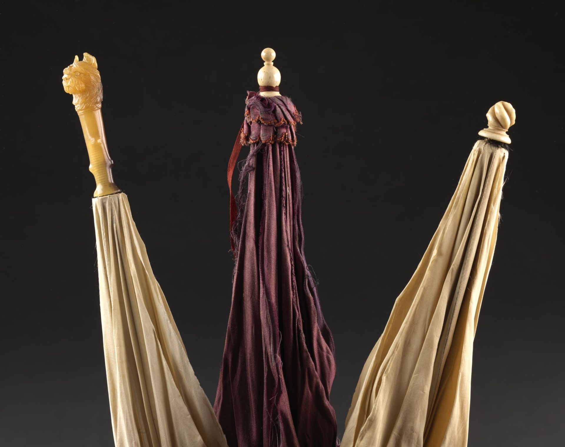 Arte Cinese A group of three lady's umbrella with Chinese horn and silver handles Europe, early 19t - Bild 3 aus 3