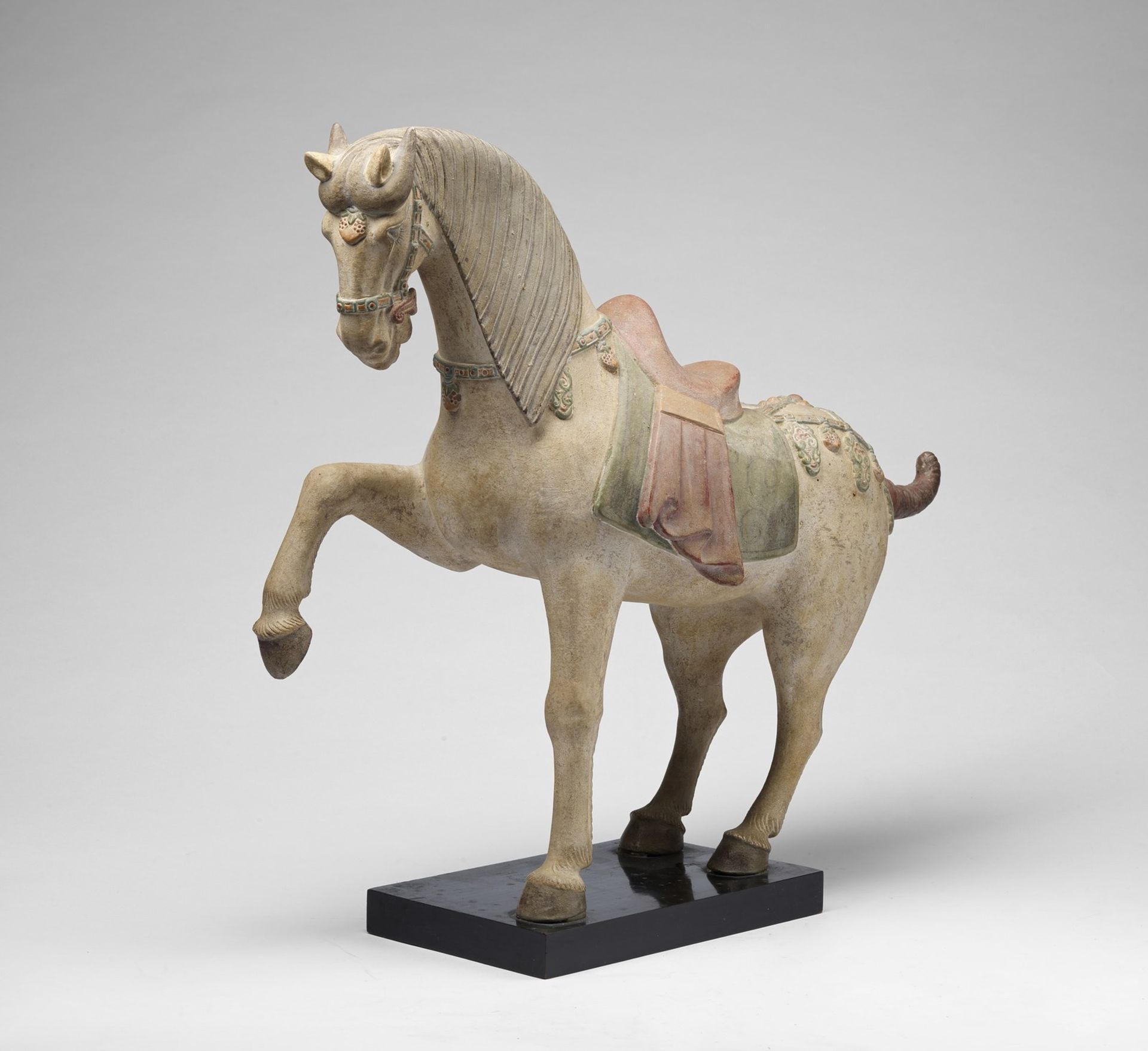 Arte Cinese An earthenware Tang style horse China, Ming or later . - Bild 4 aus 4