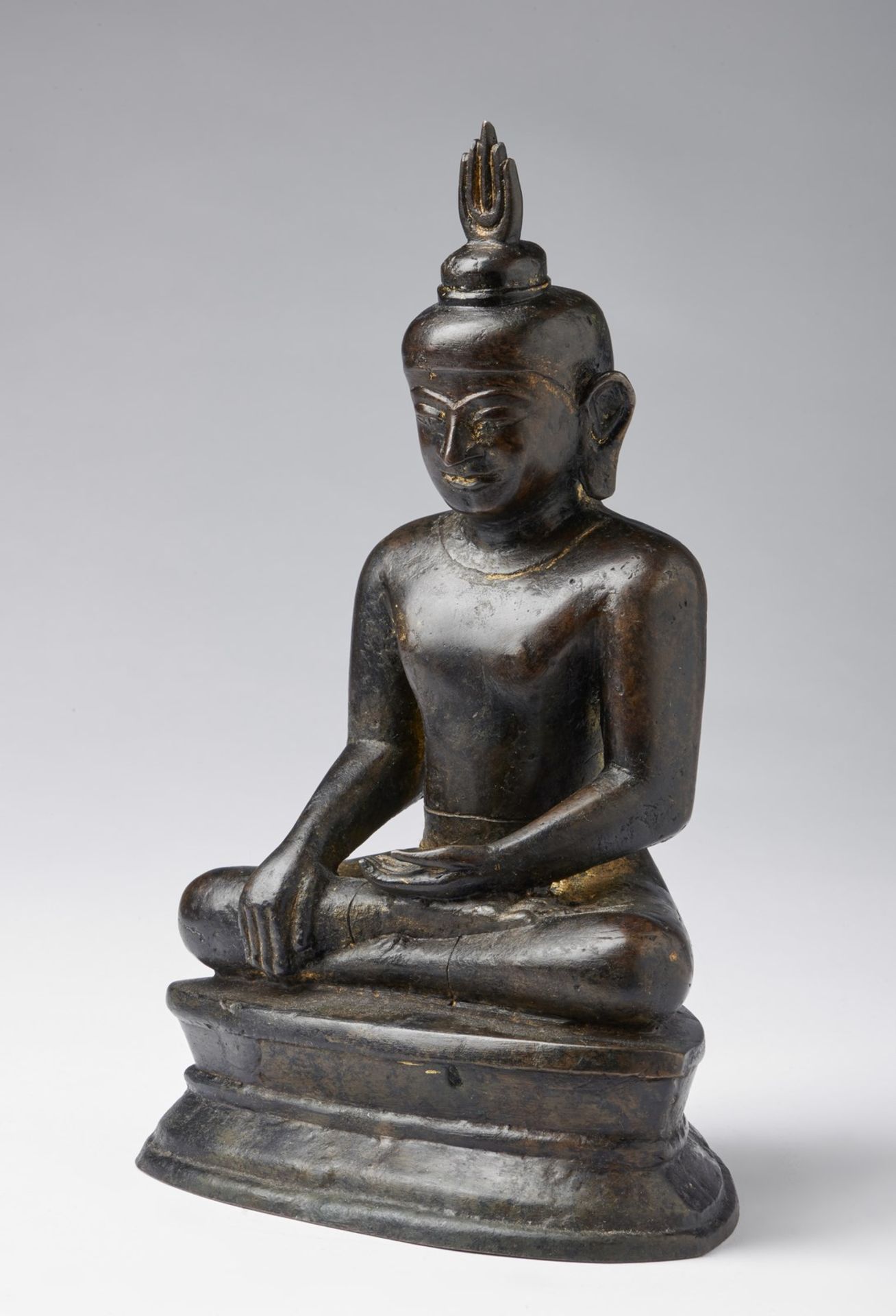 Arte Sud-Est Asiatico A dark bronze figure of seated Buddha with flaming headdressBurma, Post Pagan - Bild 4 aus 6