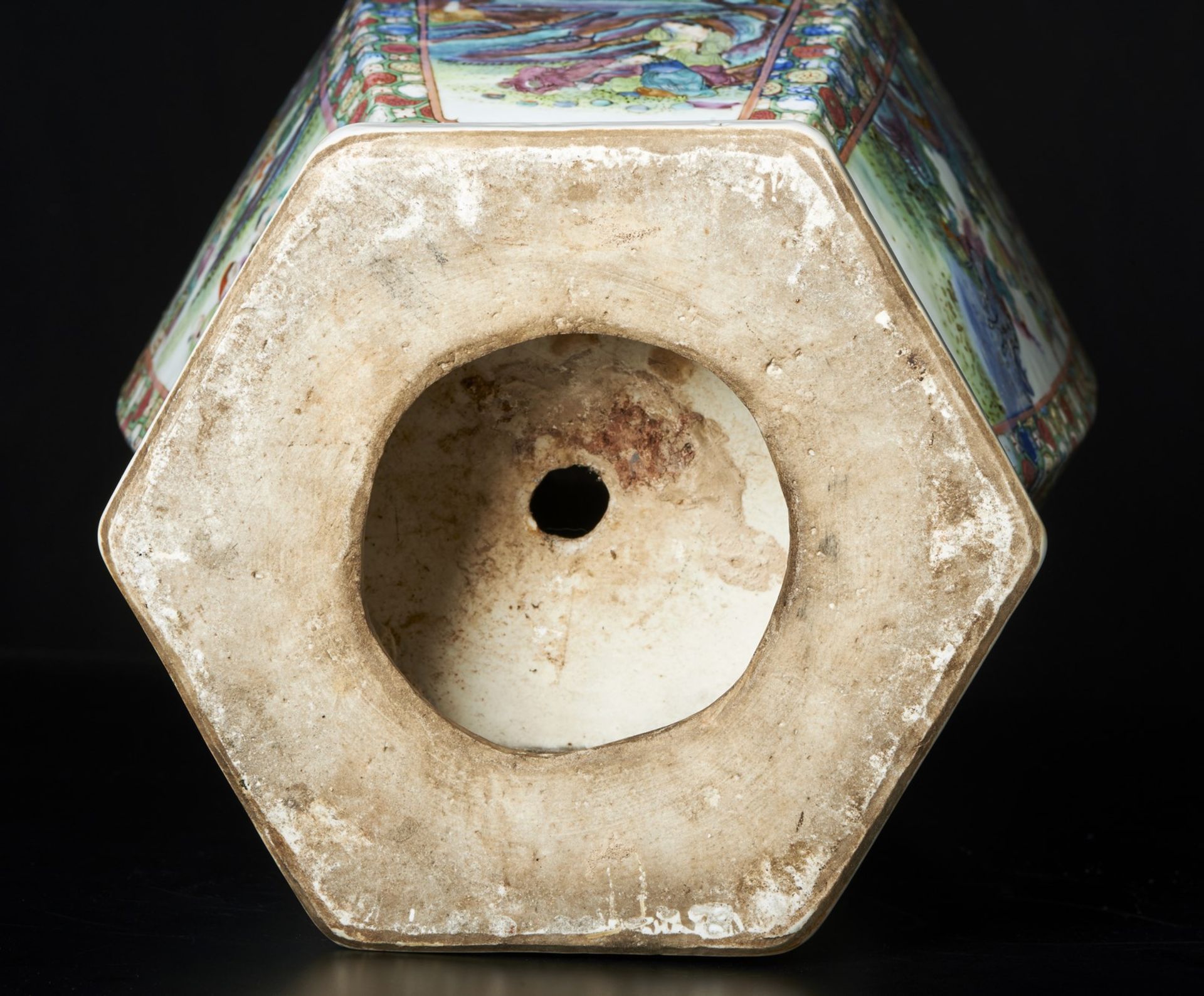 Arte Cinese A large hexagonal shaped Canton porcelain vase China, Qing dynasty, half 19th century . - Bild 6 aus 6