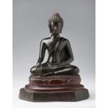 Arte Sud-Est Asiatico A dark bronze figure of Buddha Thailandia, 16th century .