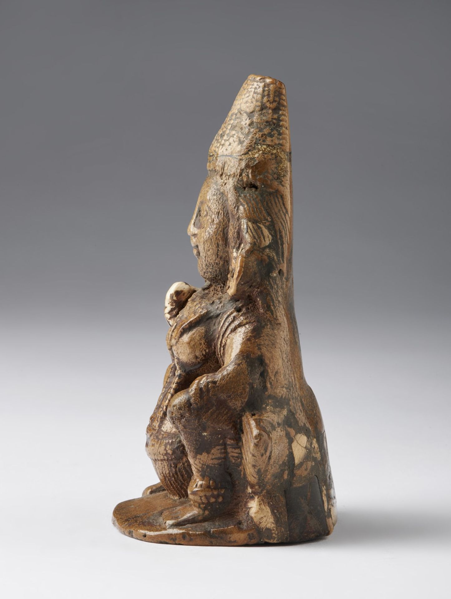 Arte Indiana A Chandraketugarh bone figure of a crouching Yakshai (male nature spirit)West Bengal, - Bild 3 aus 5