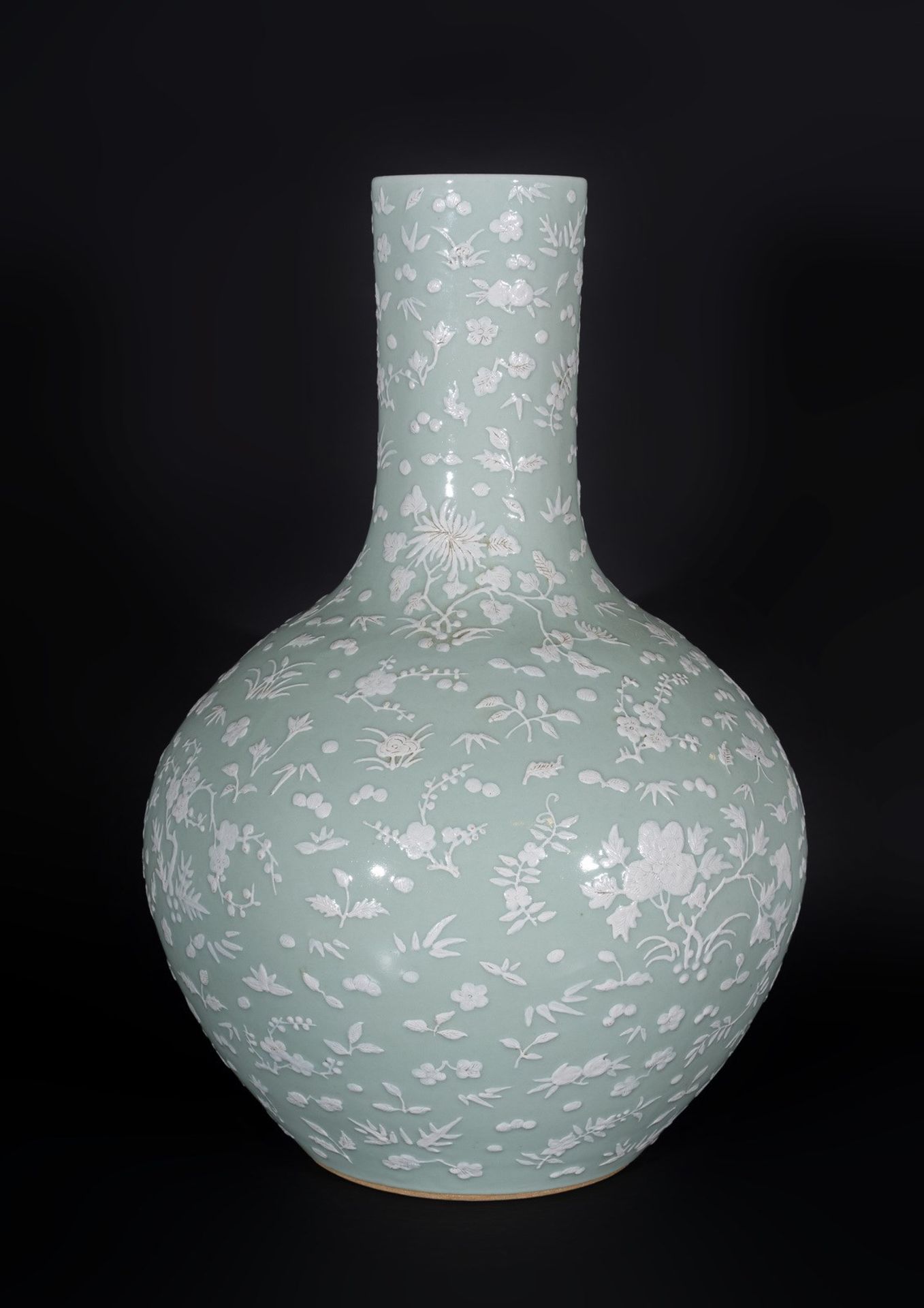 Arte Cinese A large tianqiuping celadon glazed pottery vaseChina, Qing dynasty, 19th century . - Image 3 of 5