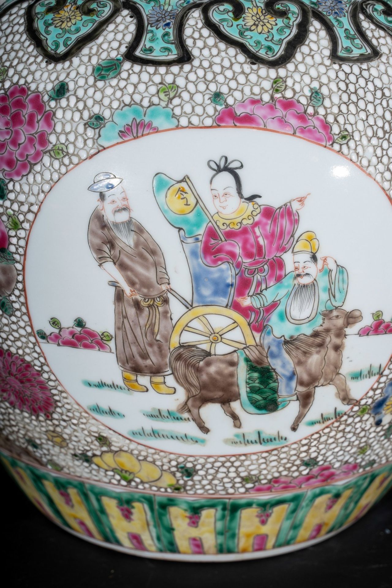 Arte Cinese A large famille rose porcelain tianqiuping vase China, late 19th- early 20th century . - Image 3 of 5