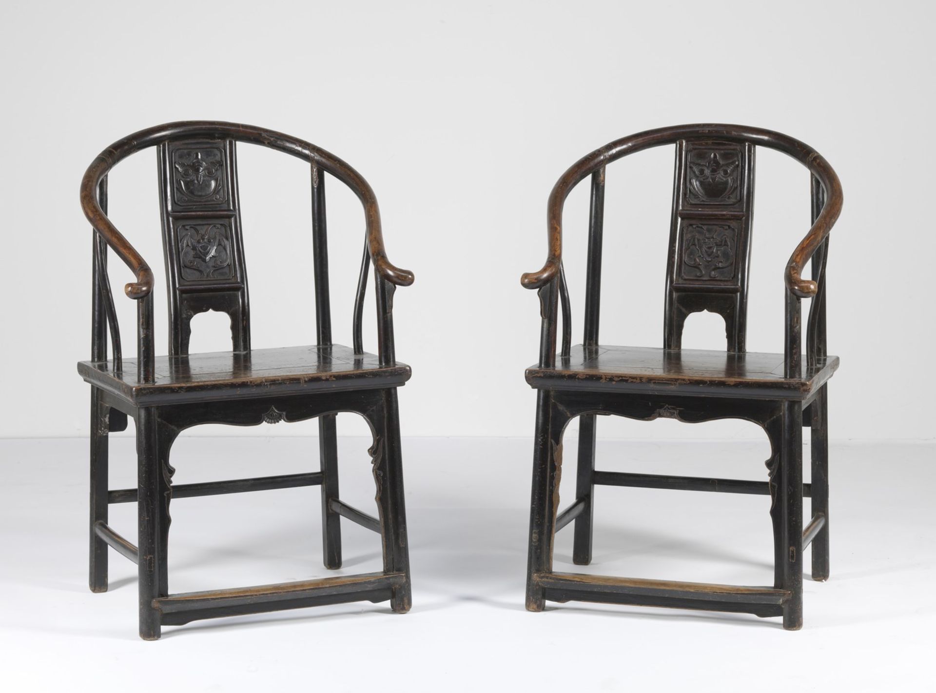 Arte Cinese A pair of wood horse shoe back armchairs decorated with auspicious motifs China, Qing d