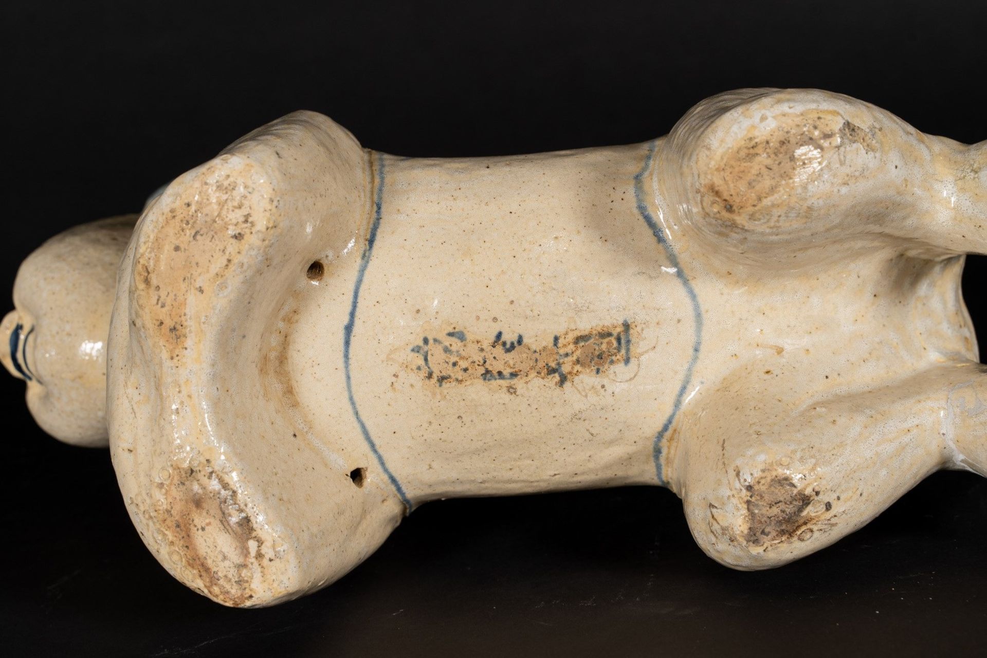 Arte Cinese A large cizhou headrest moulded in the shape of a crouched childChina, Qing dynasty, 19 - Image 4 of 4