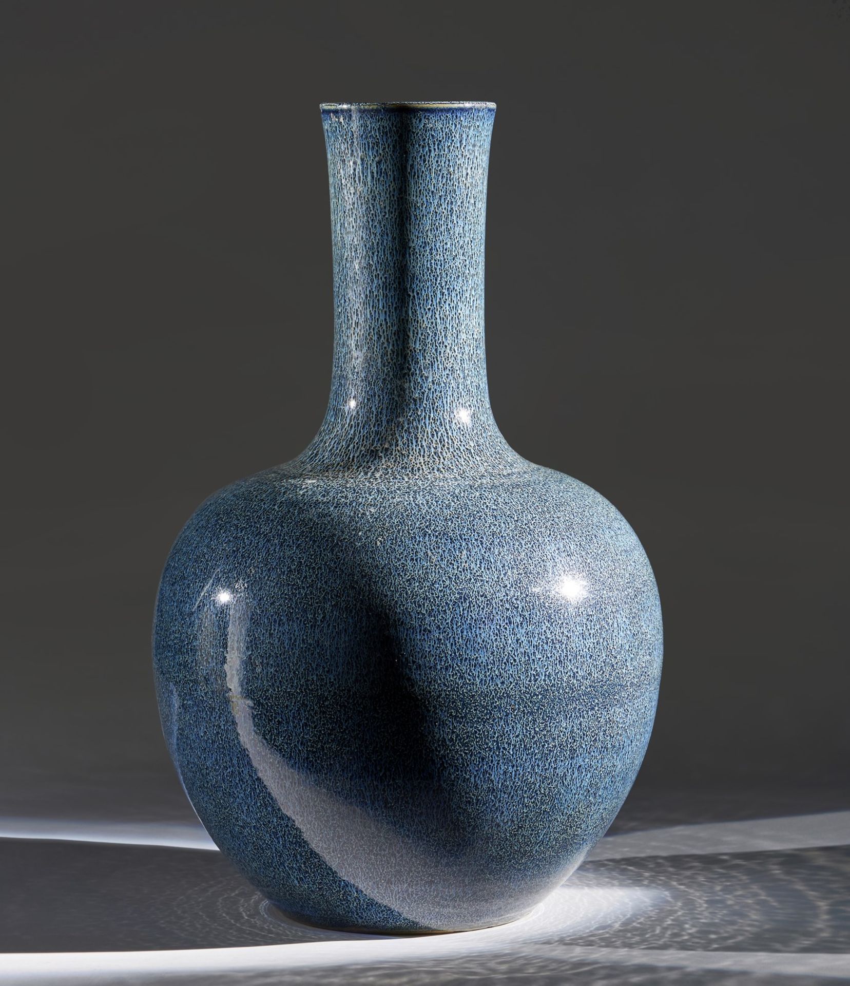 Arte Cinese A large Robin Egg glazed globular vase China, 20th century . - Bild 2 aus 5