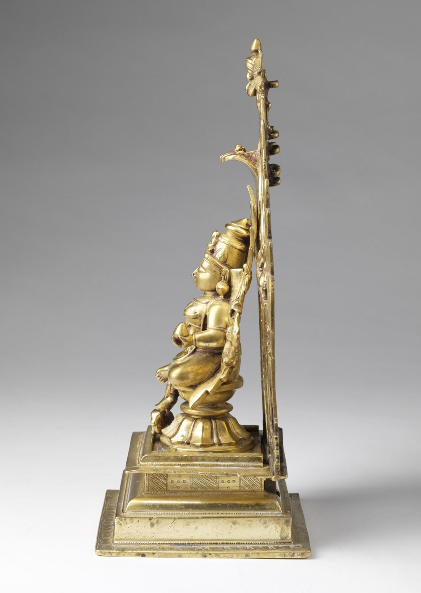 Arte Indiana A brass altar depicting PadmavatiIndia, Maharashtra, 18th century . - Bild 3 aus 4