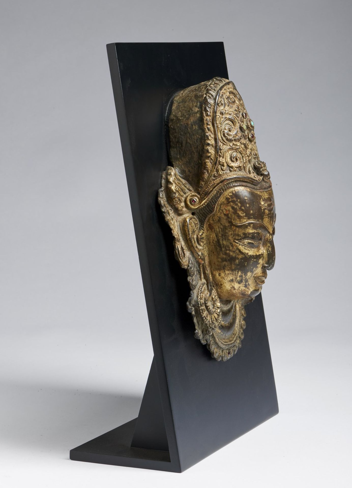 Arte Himalayana A copper embossed Indra head Nepal, 14th-15th century . - Bild 3 aus 4