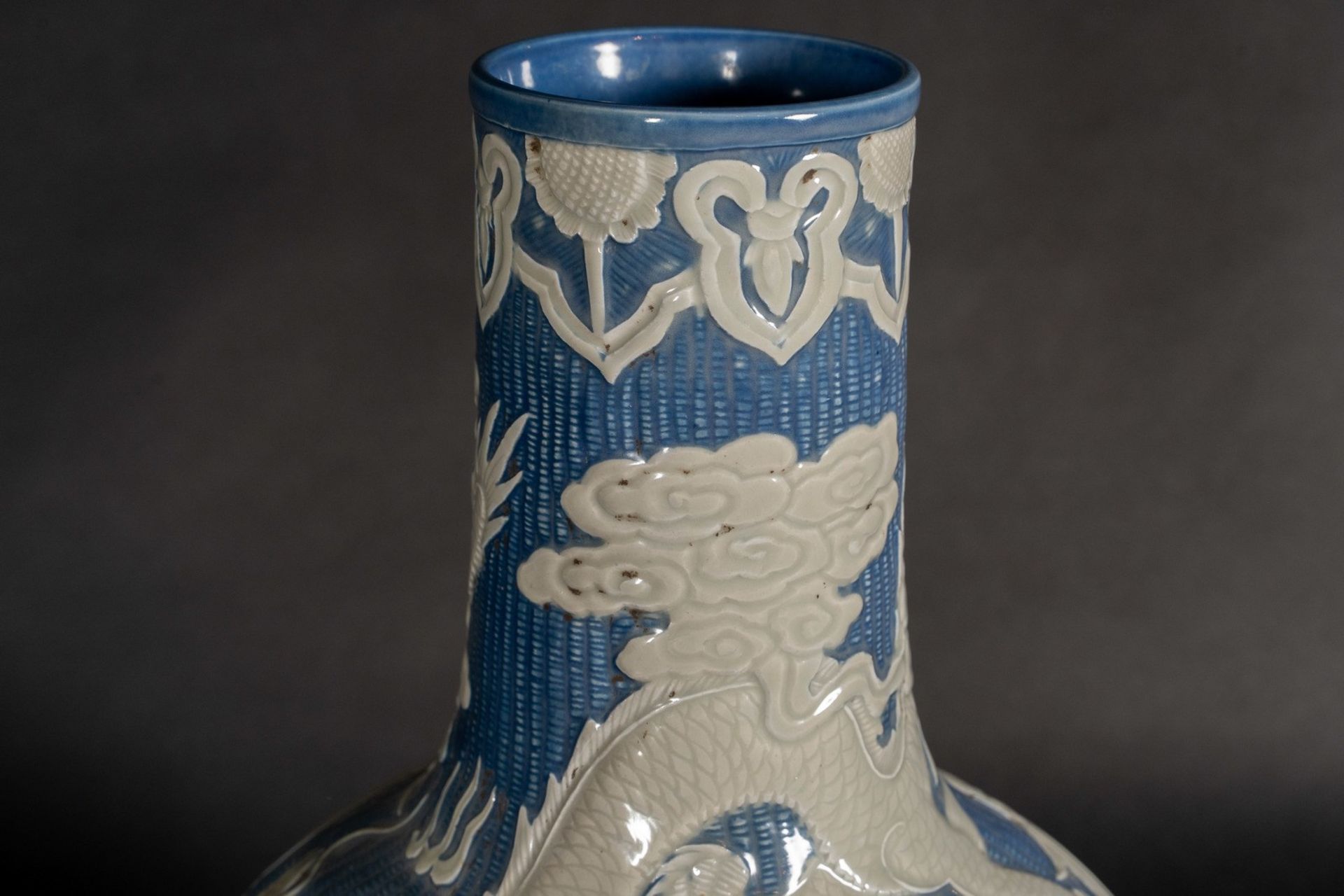 Arte Cinese A blue and white porcelain tianchuping globular vase with dragon and inscription China, - Image 4 of 6
