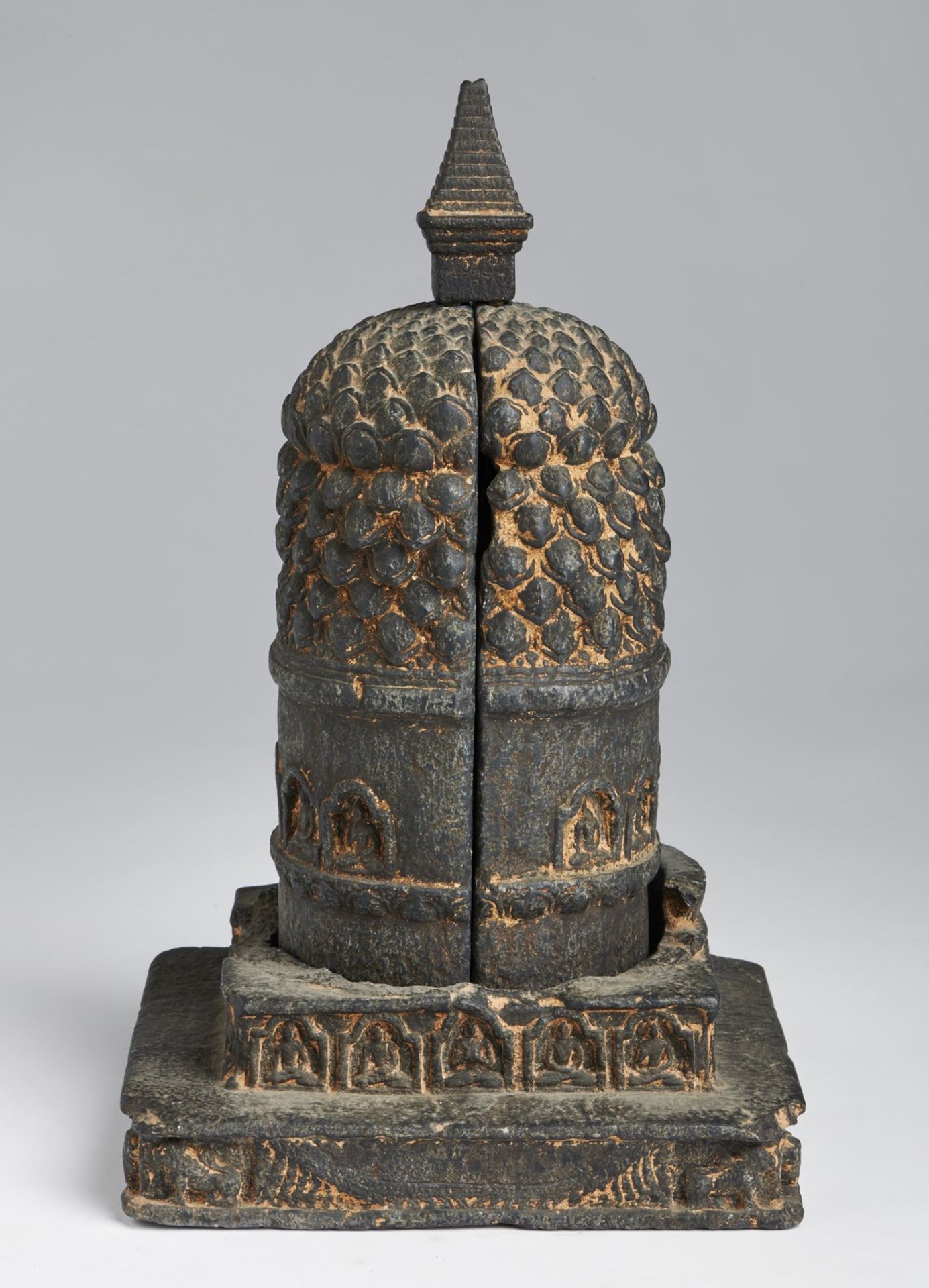 Arte Himalayana A stone stupa Nepal, 12th - 13th century or later . - Bild 2 aus 8