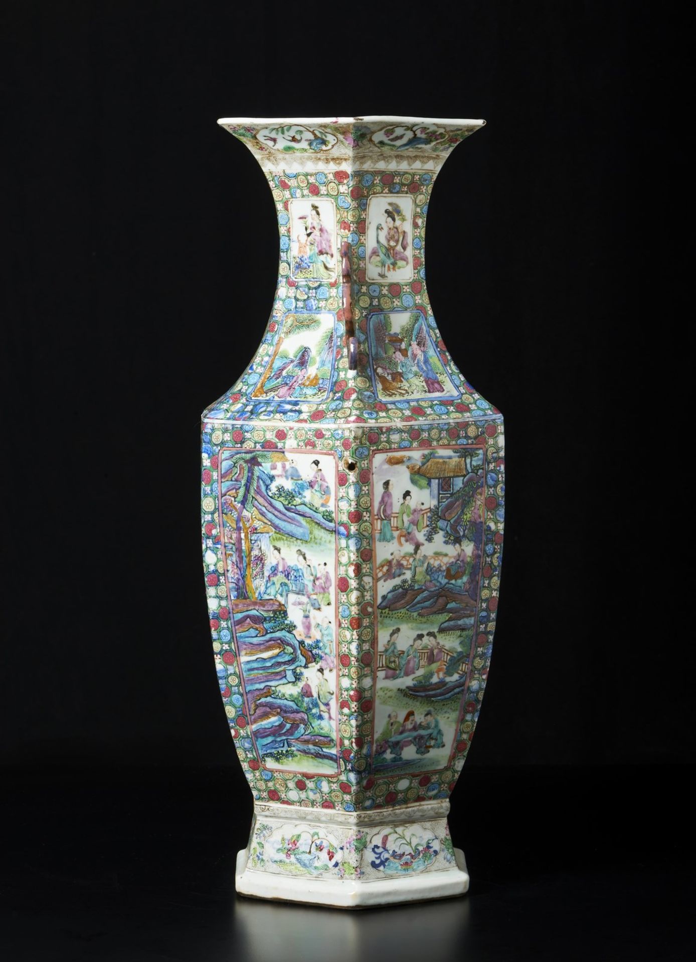 Arte Cinese A large hexagonal shaped Canton porcelain vase China, Qing dynasty, half 19th century . - Bild 2 aus 6