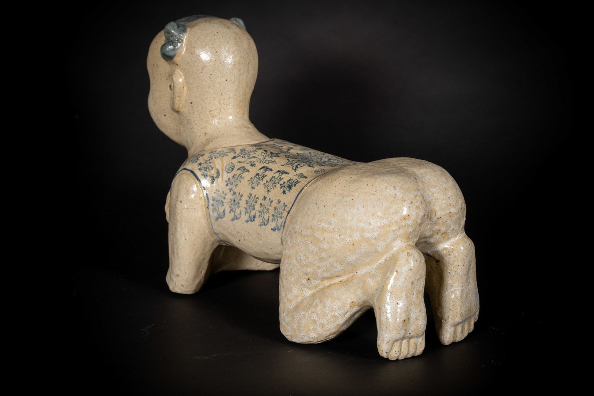 Arte Cinese A large cizhou headrest moulded in the shape of a crouched childChina, Qing dynasty, 19 - Image 2 of 4