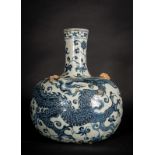 Arte Cinese A blue and white porcelain tianqiuping globular vase with dragonChina, Qing dynasty, 19