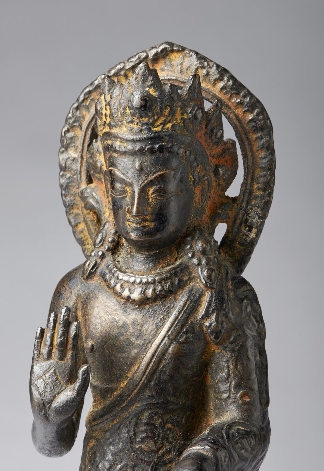 Arte Himalayana An iron cast figure of Buddha DipankaraNepal, 17th century . - Bild 4 aus 5