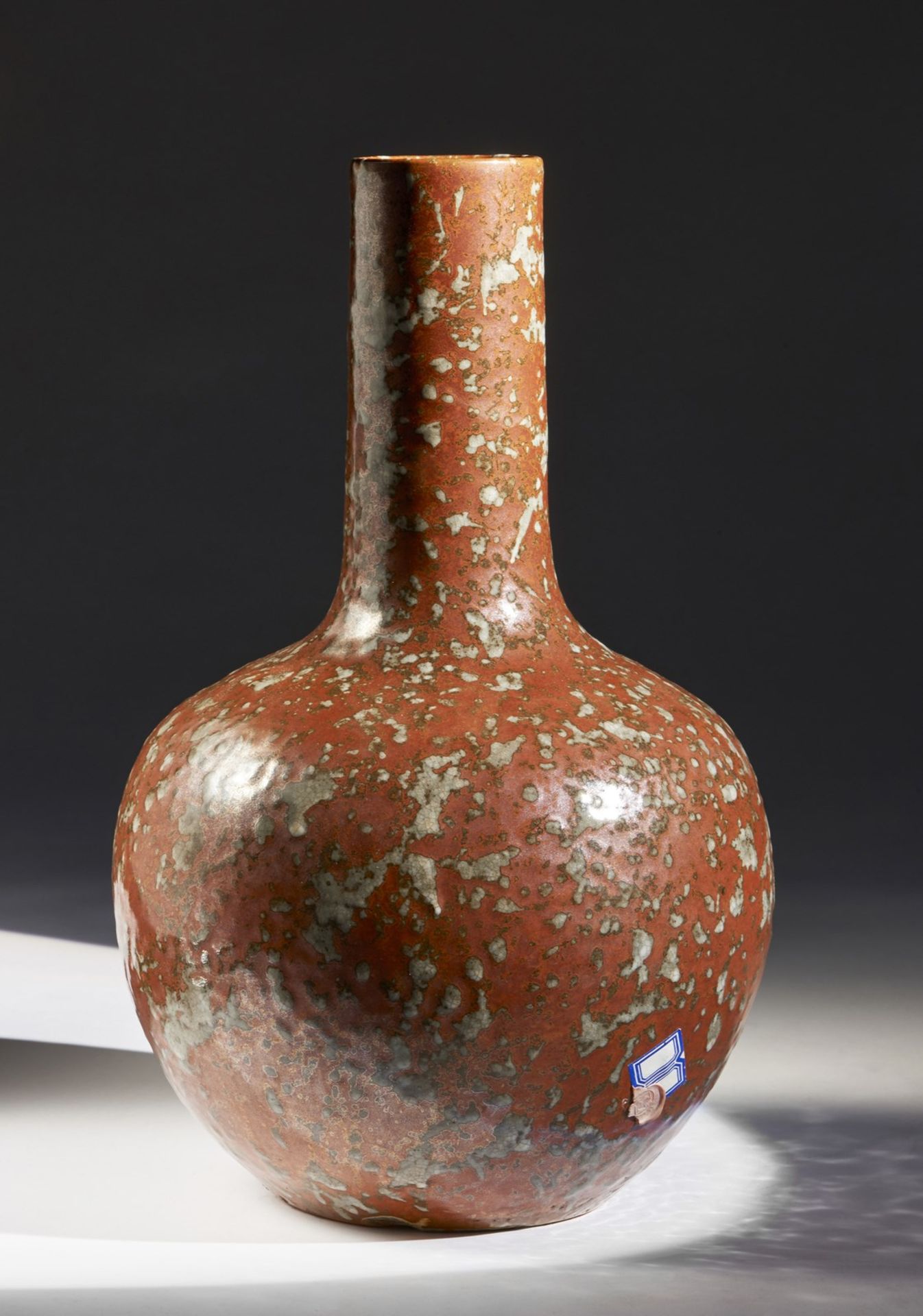 Arte Cinese A red mottled glazed globular porcelain vase China, Qing dynasty, 19th century . - Bild 2 aus 5