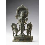 Arte Indiana A bronze altar depicting Surya flanked by attendents Bangladesh, 9th century .