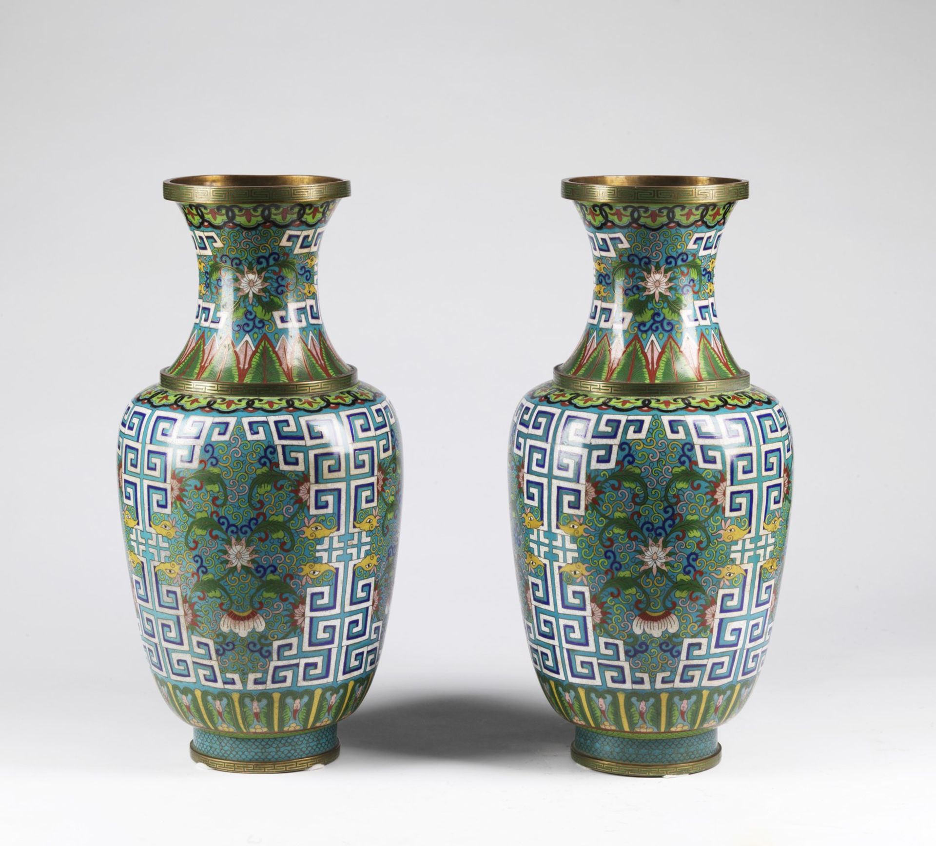 Arte Cinese A pair of large cloisonné vases decorated with vegetal motifsChina, Qing dynasty, 19th