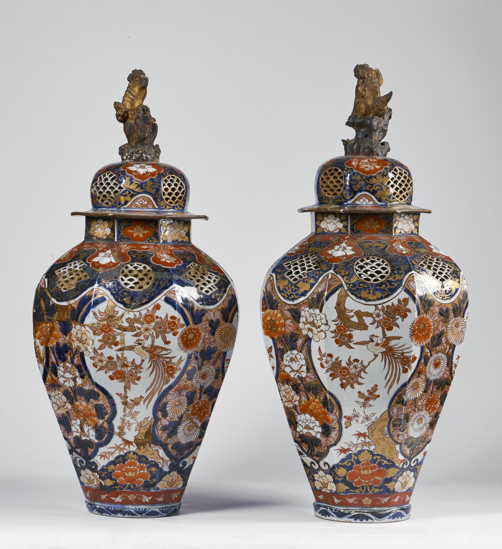 ARTE GIAPPONESE A pair of large Imari porcelain vases and covers Japan, 18th century . - Bild 3 aus 4