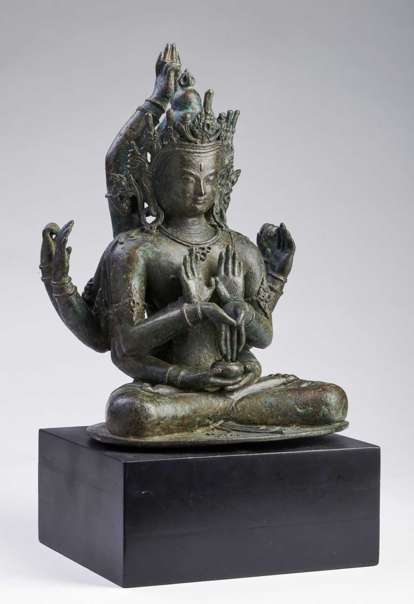 Arte Himalayana A rare large bronze figure of Manjushri NamasangitiNepal, 16th-17th century . - Bild 3 aus 10