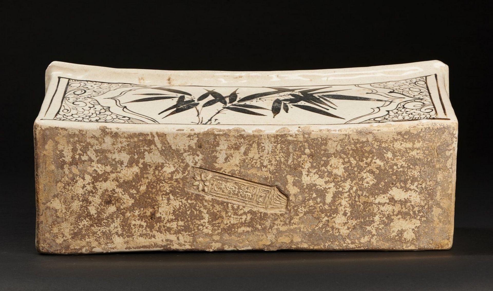 Arte Cinese A pottery cizhou headrest decorated with figures within cartouches China, Song dynasty - Image 7 of 7