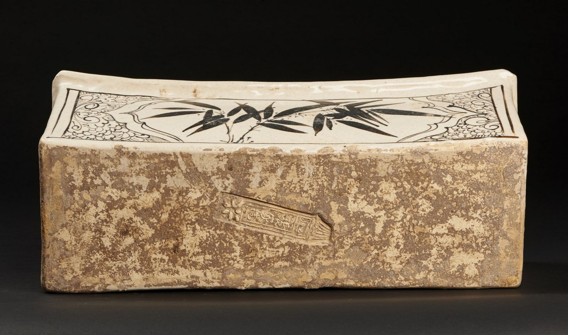 Arte Cinese A pottery cizhou headrest decorated with figures within cartouches China, Song dynasty - Bild 7 aus 7