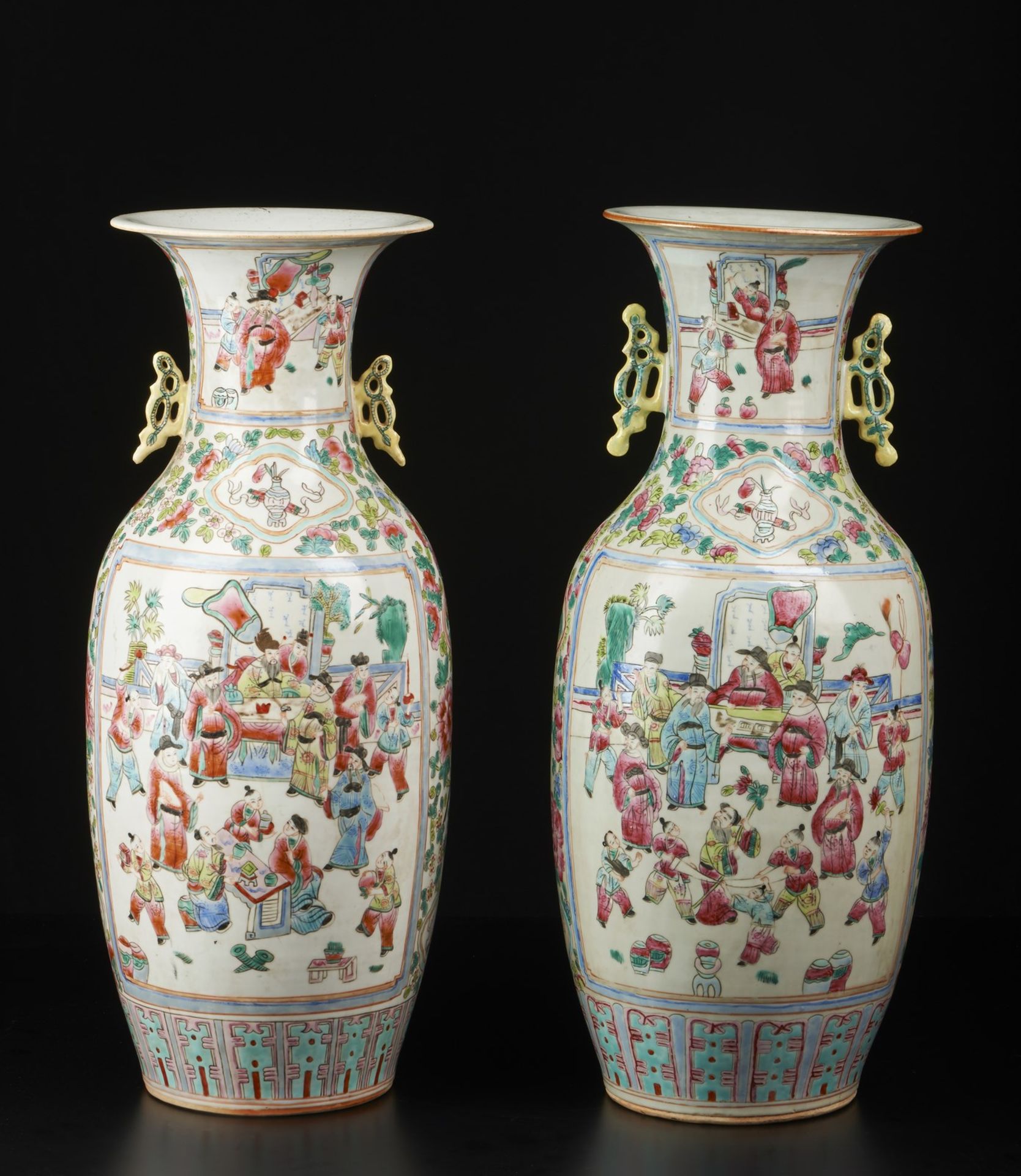 Arte Cinese Pair of Canton famille rose porcelain vases bearing a red Tongzhi seal mark at the base - Image 3 of 4