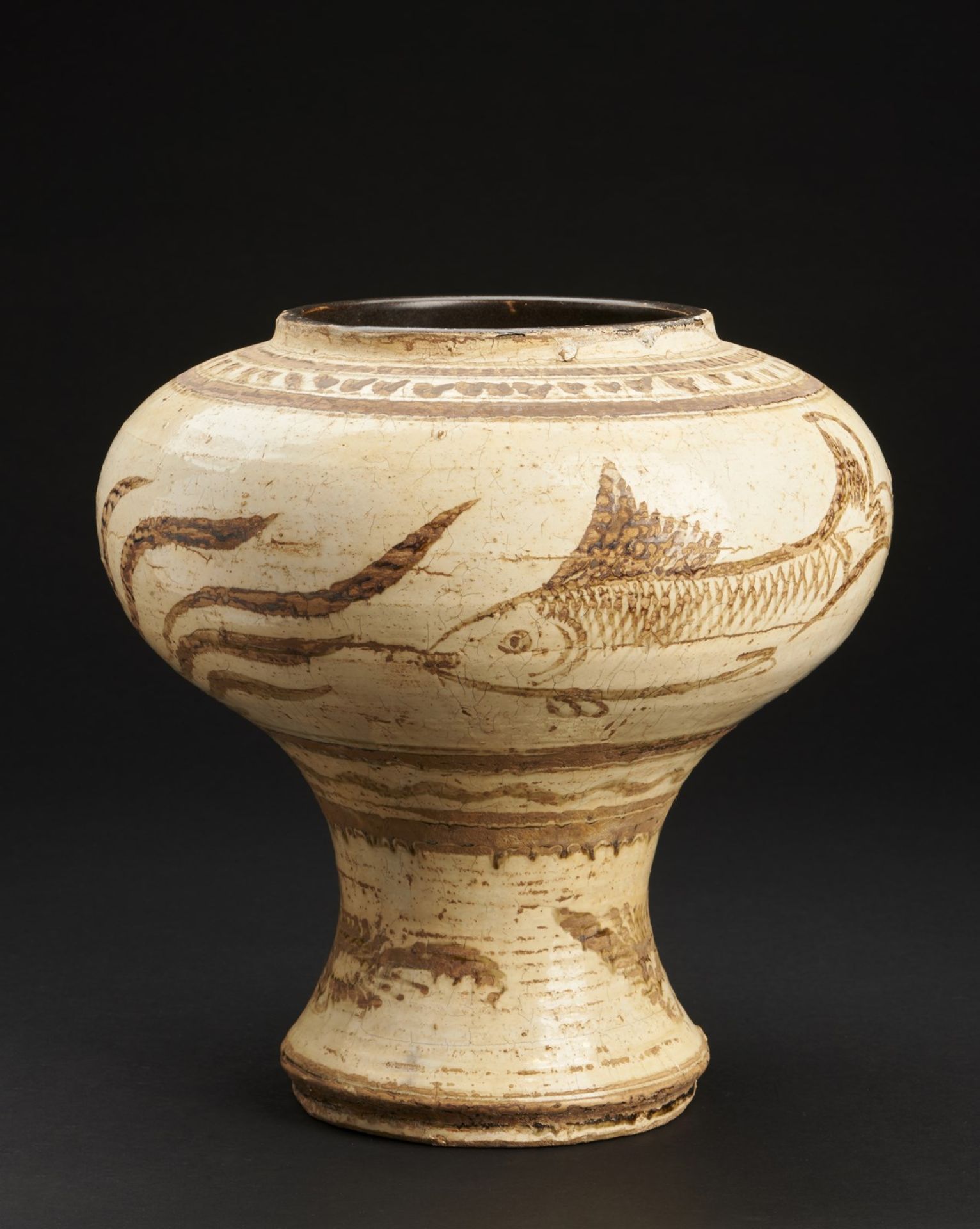 Arte Cinese A large cizhou pottery vase decorated with fishes in pond China, Ming dynasty, 16th cen - Bild 2 aus 4