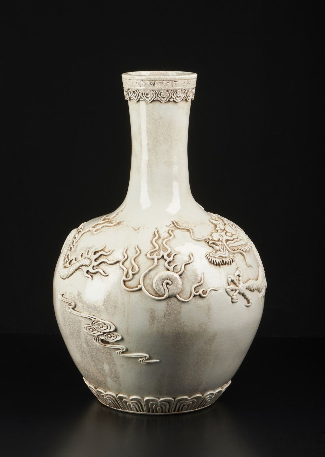 Arte Cinese A large white porcelain vase with applied decoration depicting a dragon chasing the fla - Bild 2 aus 4