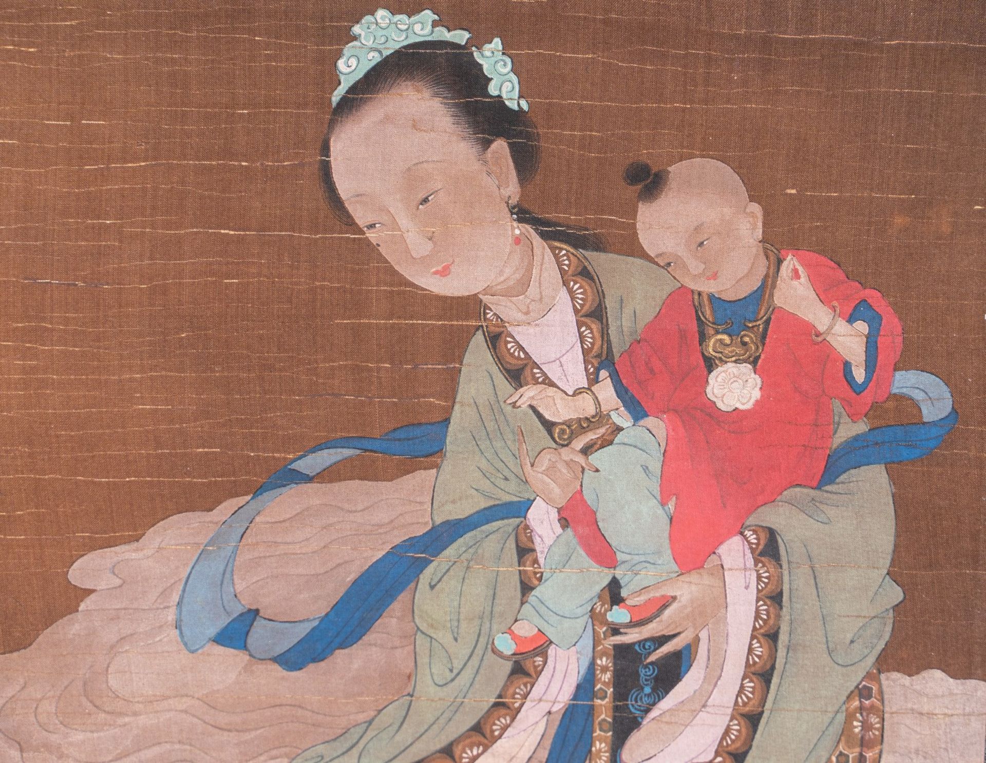 Arte Cinese A painting on silk depicting two ladies and a child China, Qing dynasty, 18th century . - Bild 4 aus 5
