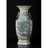 Arte Cinese A large hexagonal shaped Canton porcelain vase China, Qing dynasty, half 19th century .