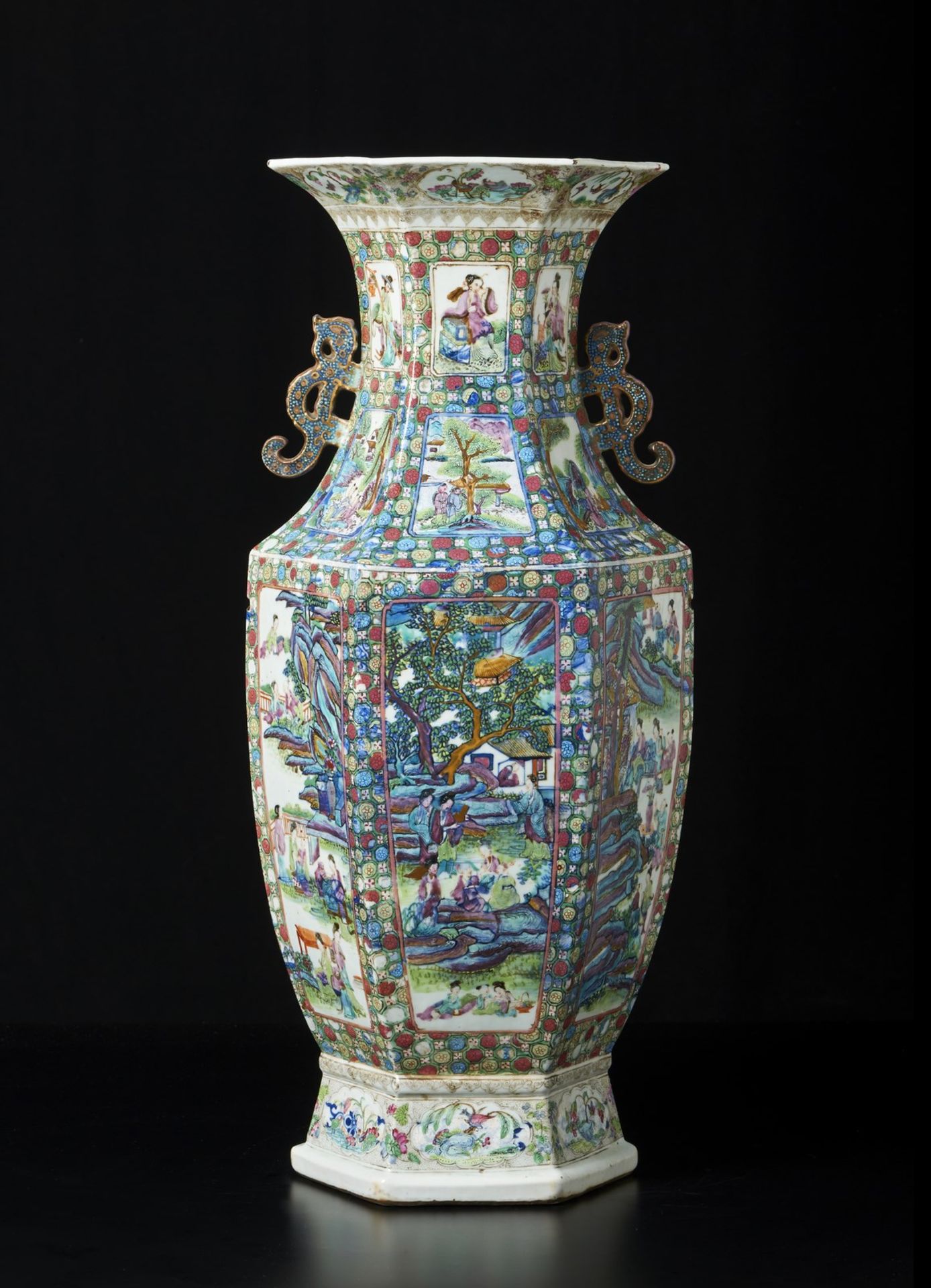 Arte Cinese A large hexagonal shaped Canton porcelain vase China, Qing dynasty, half 19th century .