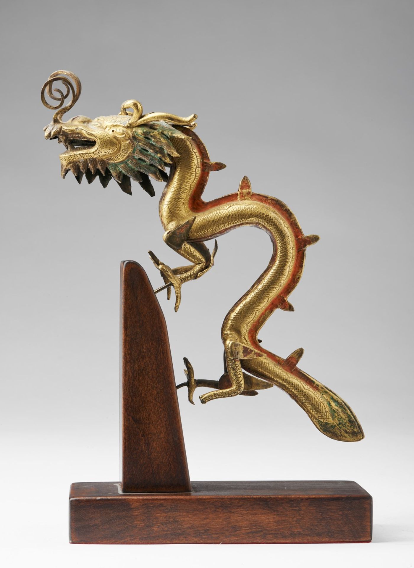 Arte Cinese A gilt bronze dragon China, Qing dynasty. - Bild 2 aus 6