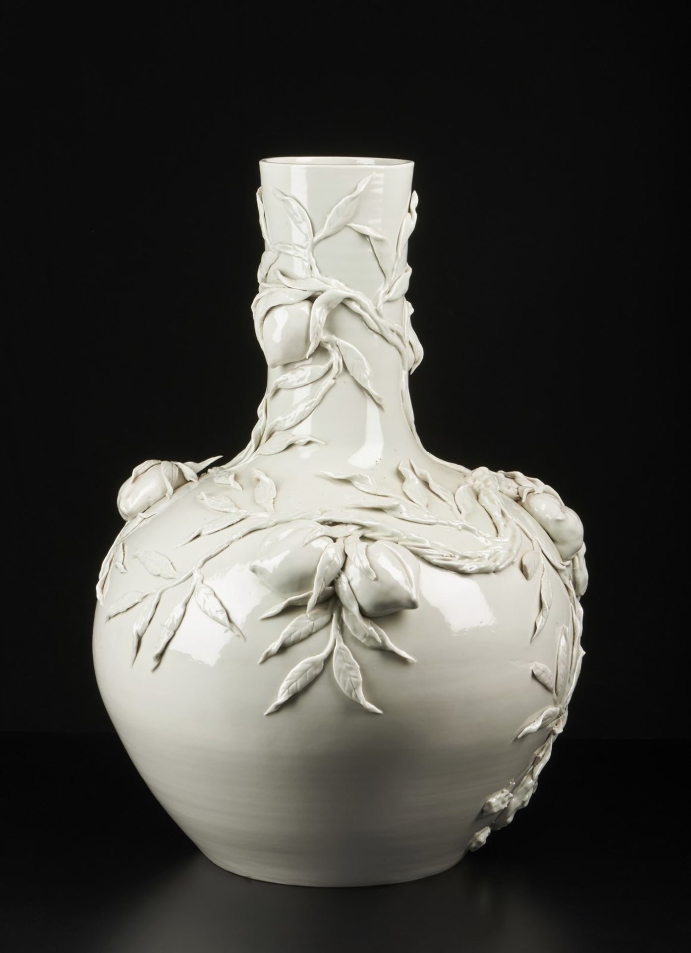 Arte Cinese A large globular blanc de Chine porcelain vase with vegetal decoration in relief China, - Image 2 of 4