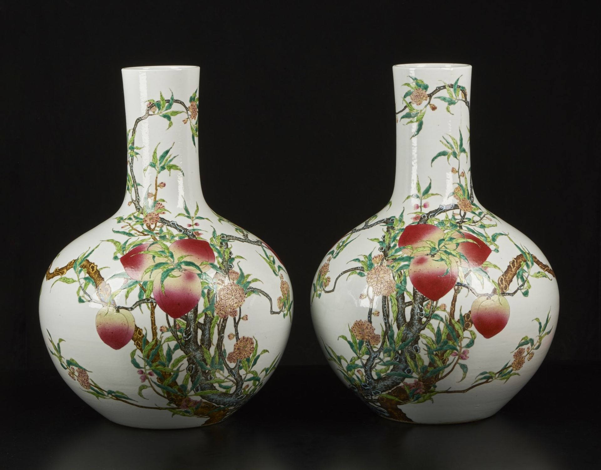 Arte Cinese A pair of tianchuping porcelain vases painted with peaches and bearing a Qianlong six c