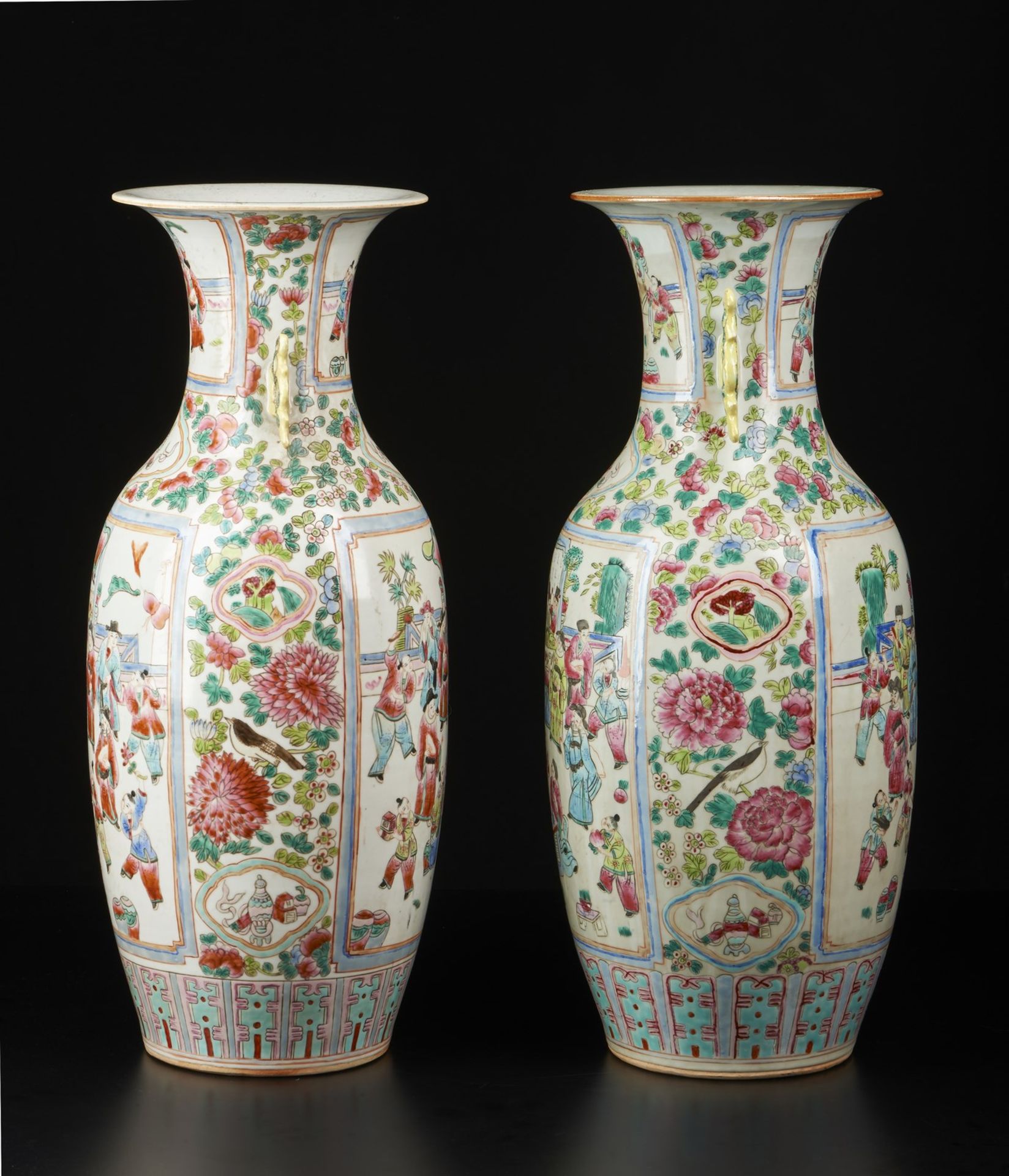 Arte Cinese Pair of Canton famille rose porcelain vases bearing a red Tongzhi seal mark at the base - Bild 2 aus 4