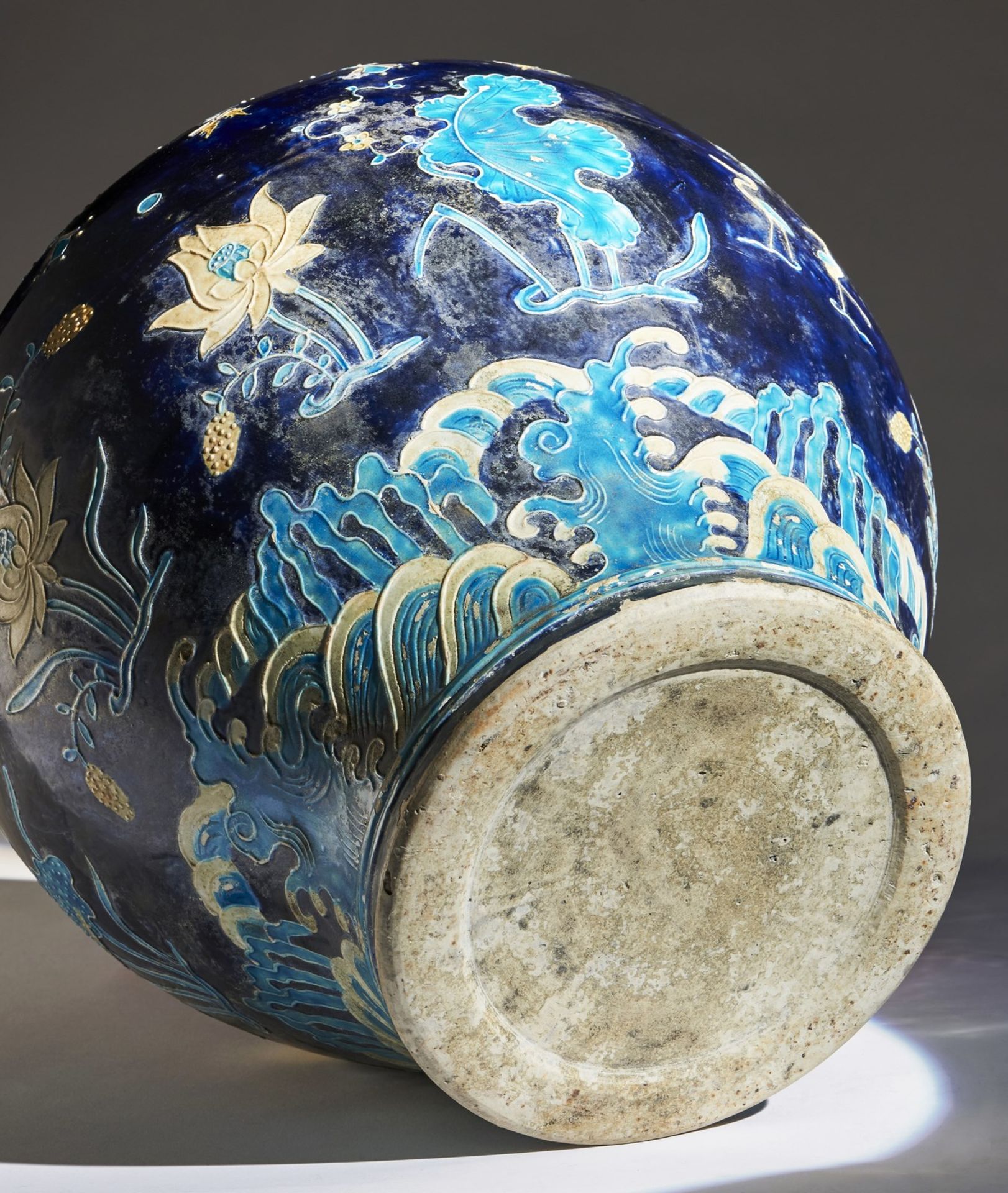 Arte Cinese A large fahua pottery jarChina, Ming dynasty, 17th century . - Bild 5 aus 5